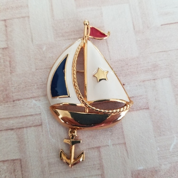 Vintage Avon Nautical Boat Brooch / Pin in Red, White & Blue - Picture 7 of 12